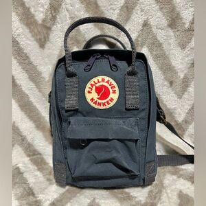 Fjallraven Unisex's Kånken Sling Sports Backpack, Navy, 2.5 L